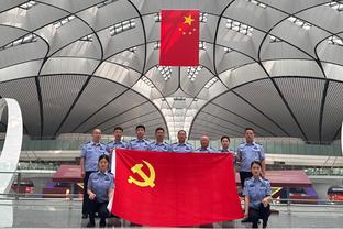 Chờ tối nay? Ảnh sân nhà Quan Tân phơi nắng Quảng Đông: T - shirt Dịch Kiến Liên phủ kín chỗ ngồi hóa thành biển đỏ